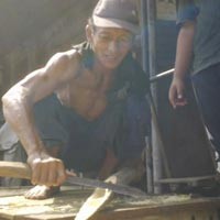 Tolak Dipindah, Pedagang Peneleh Juga Bawa Bambu Runcing