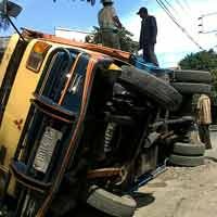 Truk Pengangkut Karton Terguling Timpa Becak