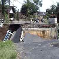 Jembatan Terbelah, Jalur Alternatif Kediri-Tulungagung Putus Total