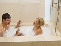 Kiat Aman Bercinta di Dalam Air (Bagian 1)