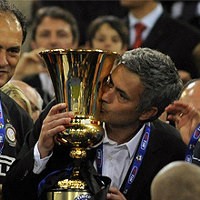 Angkat Piala, Mourinho Indikasikan Bertahan