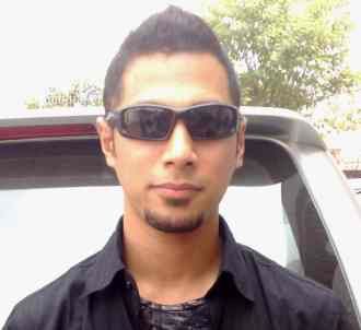 Marcell Berkacamata Hitam