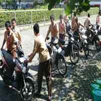 Merayakan Kelulusan dengan Cuci Motor 