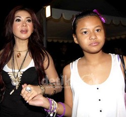 Cara Berpakaian Anak Krisdayanti Mirip Syahrini