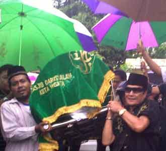 Abah Us Us Dimakamkan