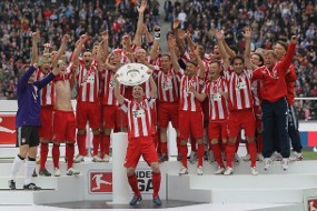 Van Bommel Torehkan Sejarah 