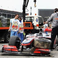 Sampah Bikin Ban Hamilton Pecah