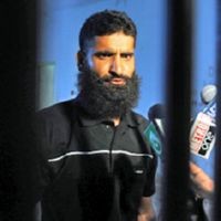 Pakistan Bekuk Pria Bersepatu Baterai