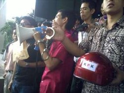 Disuruh Ngebut Selidiki Kasus Century, KPK Dihadiahi Helm Tak Ber-SNI