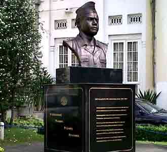 Patung Pak Karbol Dipasang Kembali