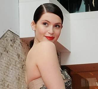 Indahnya Punggung Si Gadis Bond