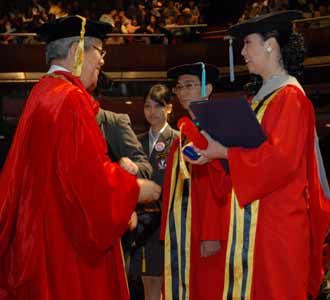 907 Mahasiswa UPH Diwisuda