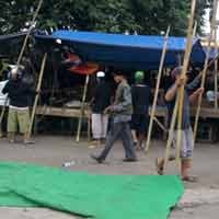 Blokade Pasar Keputran Adu Kesabaran Polisi vs PKL