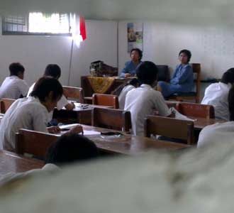 UN Ulangan di Surabaya