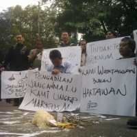 Demo Tolak Kekerasan, Wartawan Bandung Sembelih Ayam Hidup