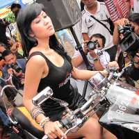 Seksinya Basah-basahan dengan Motor