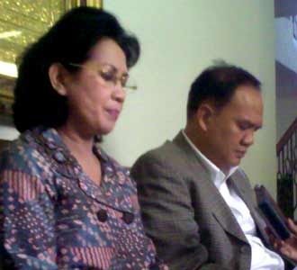 Istri Susno Jumpa Pers