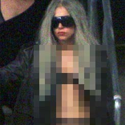Pulang Dugem, Lady Gaga Cuma Pake Bra & CD