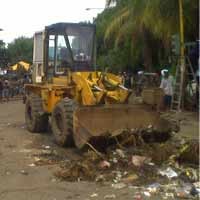 Alat Berat Dikerahkan untuk Bersihkan Sampah 