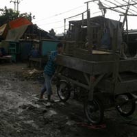 Pedagang Keputran Bongkar Lapak Dagangannya Sendiri 