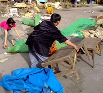 Pedagang Bongkar Barikade Lapak
