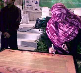 Tanda Tangan Tolak Perda Miras