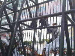 Guru Panjat Pagar & Lempari Gedung DPR dengan Botol Air Mineral