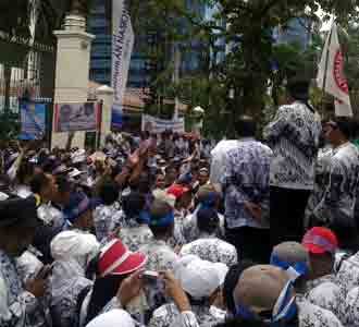 Ratusan Guru Geruduk Kemendiknas