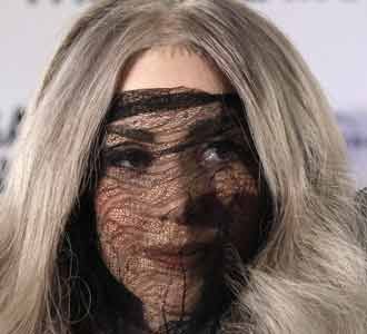 Wajah Lady Gaga Berkelambu