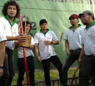 Nidji Tanam Pohon