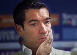 Van Bronckhorst Pensiun Usai Piala Dunia