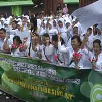 Perawat se-Surabaya Bagi-bagi Bunga