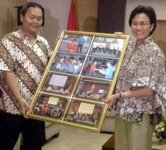 Sri Mulyani Perpisahan Dengan Wartawan