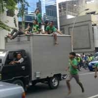 Konvoi Suporter Bonek, Jalanan Surabaya Merambat