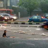 Genangan Air Setinggi 30 Cm Macetkan Warung Buncit arah Ragunan 