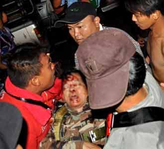 Komandan Militer Kaos Merah Tertembak