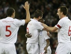 Sinterklas pun Bisa Jadi Bek Inggris