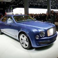 Bentley Mulsanne Racikan 98 Orang Beraksi di Jalan