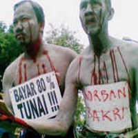 Teatrikal dan Makan Gratis untuk Korban Lapindo