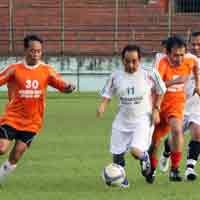 Calon Walikota-Wakil Walikota Surabaya Dihajar Polisi 4-0