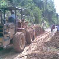 1 Warga Terluka Akibat Tertimpa Tiang Listrik