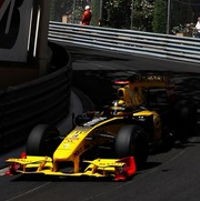 Kubica Berjaya, Alonso Crash