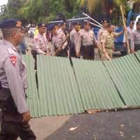 Sebelum Uji Coba Jalan Kayon, Pedagang & Polisi Bersitegang 