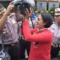 Polres KP3 Bagi-bagi Helm SNI