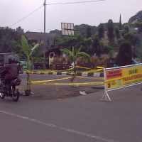 Jalan di Pasteur Rusak, Warga Tanam Pohon Pisang