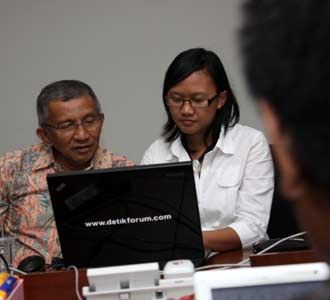Amien Rais Live Chatting di Detikforum