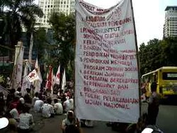 Demo Kemendiknas, 100 Mahasiswa Minta UN Dihentikan 