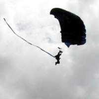 Polwan Gegana Nyangkut di Papan Reklame Saat Terjun Payung