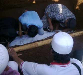 Jenazah Maulana Dimakamkan