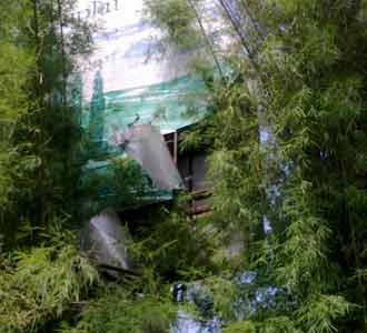 Papan Reklame Koyak Ditimpa Penerjun